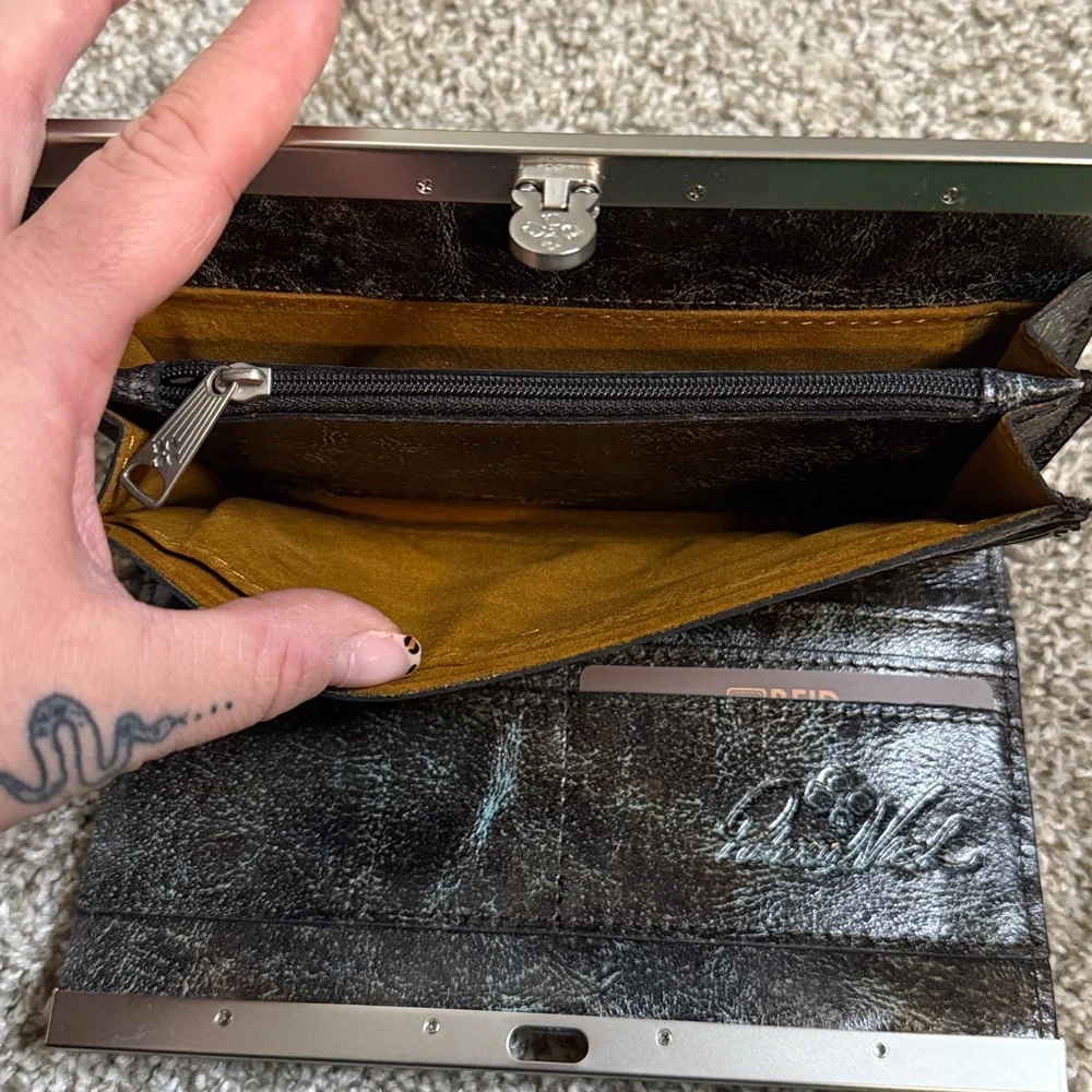 Brand new Patricia Nash Wallet - Picture 5 of 6